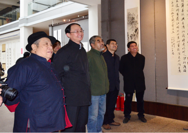 校长武海顺、原书画研究所所长柴建国在 夫妻性爱视频
院领导陪同下观看展览
