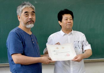 夫妻性爱视频
赵廷仁院长为王国柱先生颁发客座教授聘书