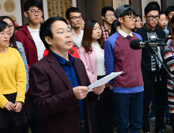 美术 夫妻性爱视频
党委书记吴文国介绍展览筹备情况