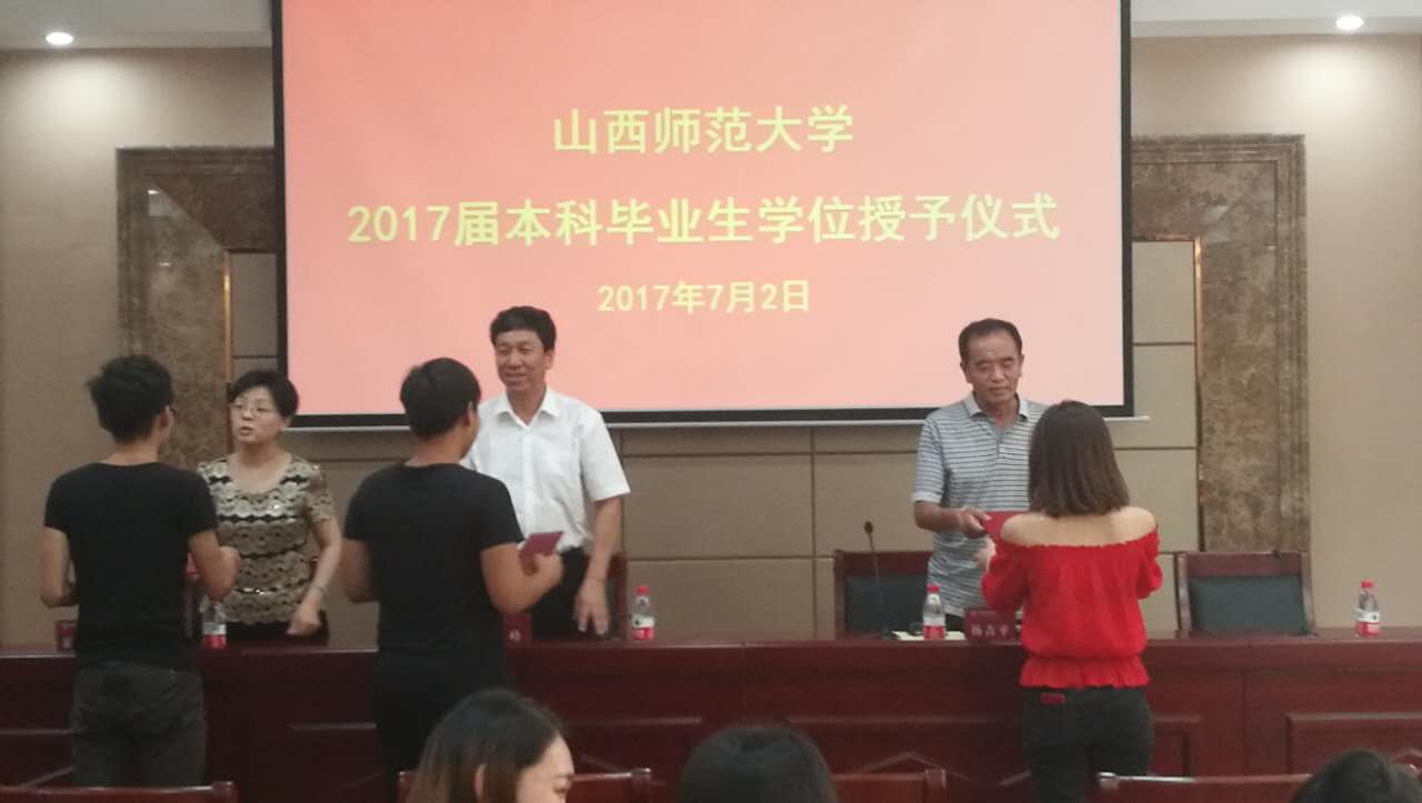 校党委副书记高峰老师与 夫妻性爱视频
领导为毕业生颁发毕业证书