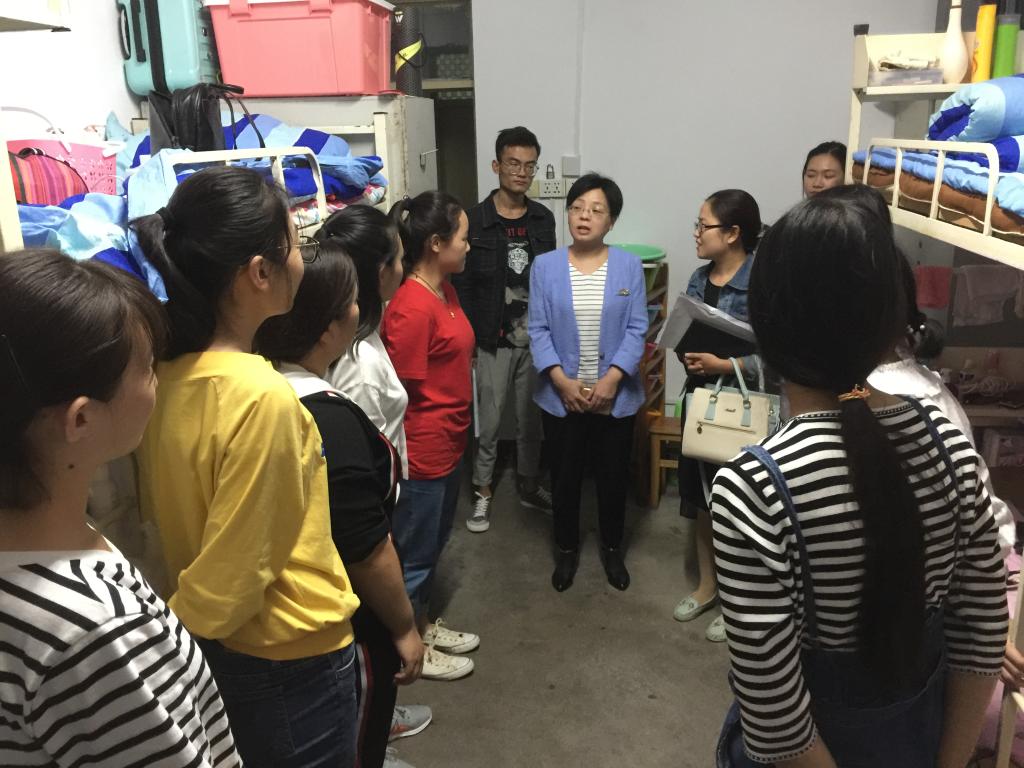 夫妻性爱视频
学工组成员走访新生宿舍