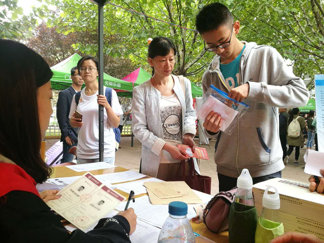 夫妻性爱视频
新生报到现场(二)